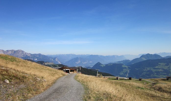 Von der Bergstation der Spieljochbahn geht es zunächst auf einer Fahrstraße bergauf. Diese verlassen wir bald und nehmen den Alpinsteig zum Kellerjoch.