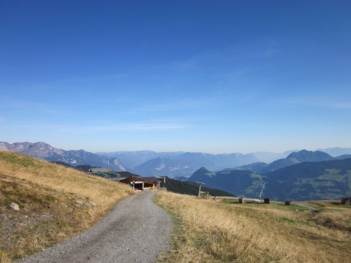 Weg von der Bergstation der Spieljochbahn den Berg hinauf