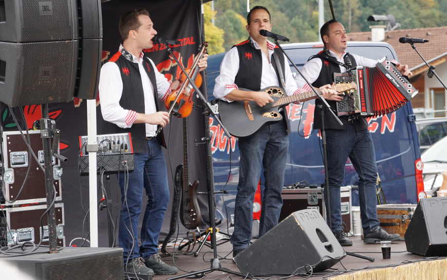 Die Musikgruppe Die Fetzign aus dem Zillertal beim Auftritt in Stumm im Zillertal