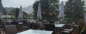Terrasse eines Cafés in Tirol im Regen
