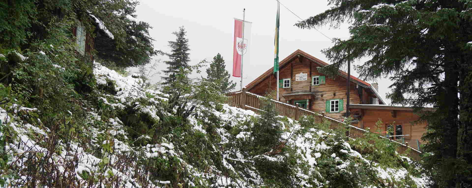 Grawandhütte in Winterlandschaft
