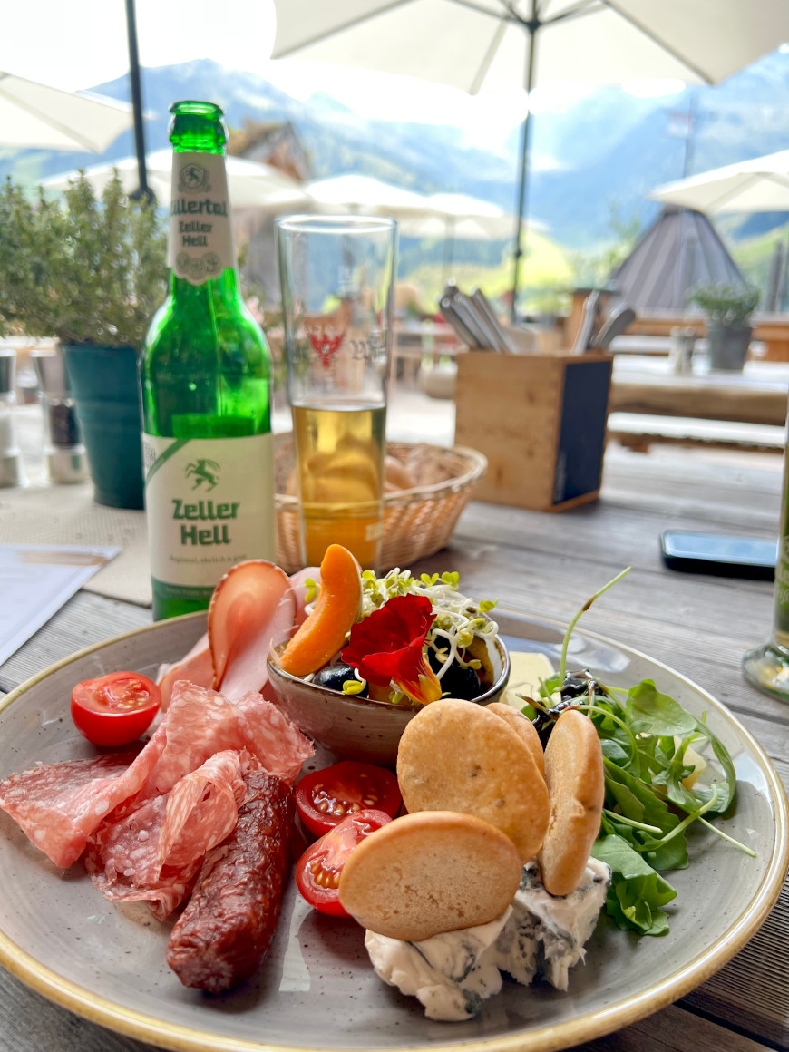 Teller mit Südtiroler Jause: Salami, Graukäse, Cracker und viele weitere leckere Sachen