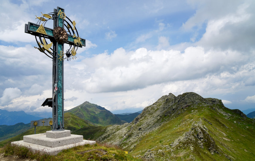 Gipfelkreuz des Kleinen Gilferts im Zillertal, rechts im HIntergrund der Pfaffenbichl