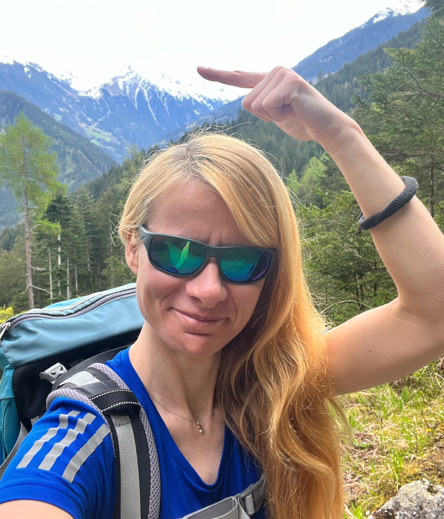 Tina von tourtricks zeigt mit dem Finger auf den Gipfel des Brandberger Kolms