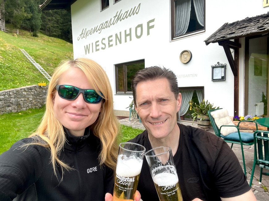 Selfie von Tina und Thomas vor dem Wiesenhof im Zillertal