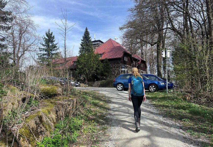 Berggasthof Czorneboh mit parkenden Autos davor