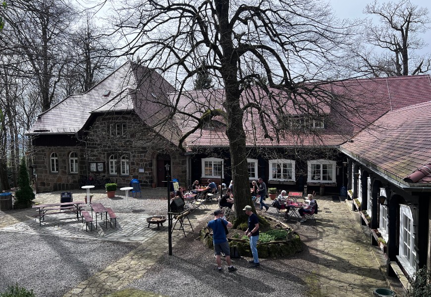 Berggasthof Czorneboh mit Gastgarten in der Sonne