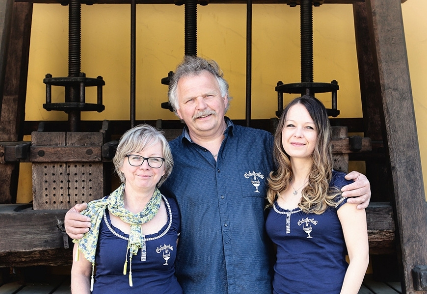 Ramona und Steffen Lindner mit ihrer Tochter. Ihnen gehört der Wasserturm in Neukirch in der Oberlausitz, den sie an Gäste vermieten.