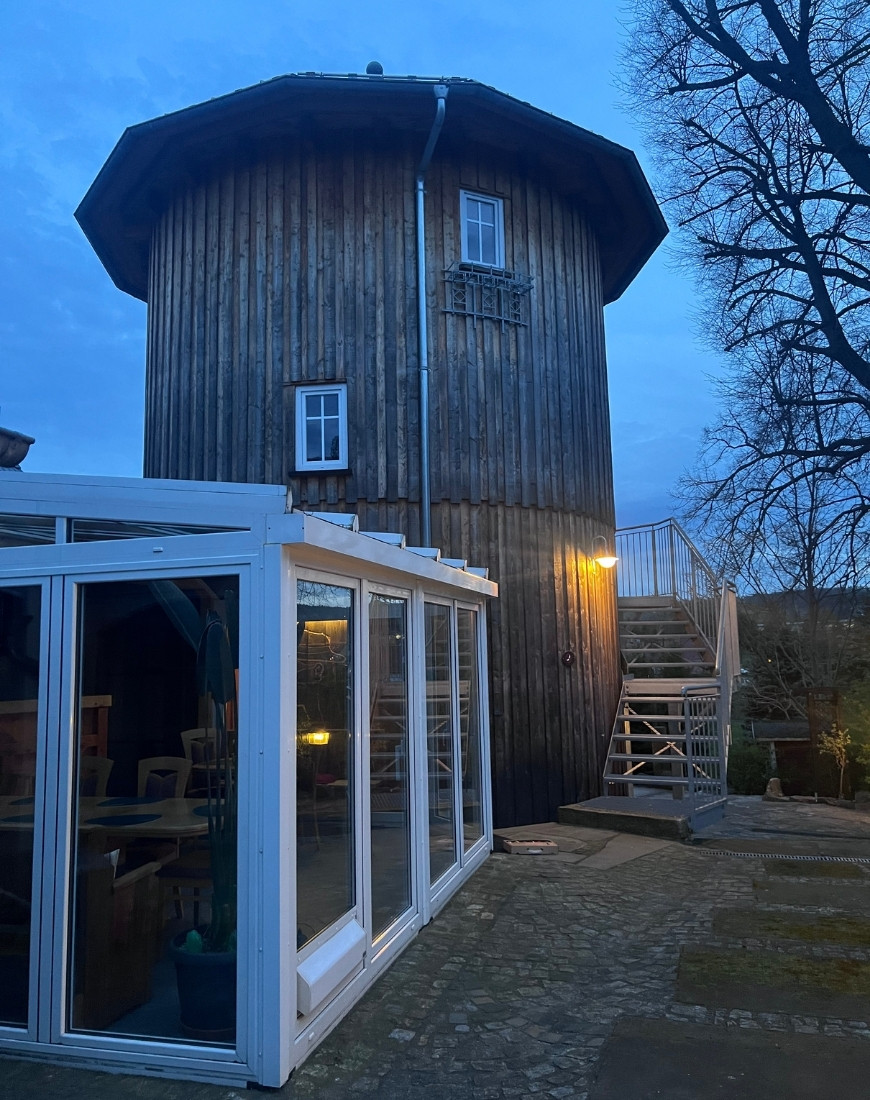 Wasserturm in Neukirch mit Gruppenraum im Vordergrund