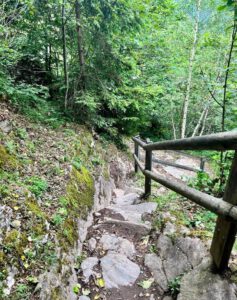 Wanderweg von Gasthaus Zimmereben nach Mayrhofen: uneben und etwas felsig, aber mit Geländer