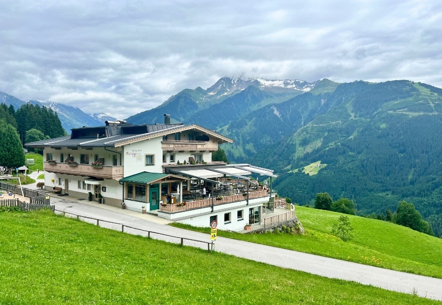 Alpengasthof Astegg mit herrlicher Sonnenterrasse und beeindruckendem Bergpanorama im Zillertal