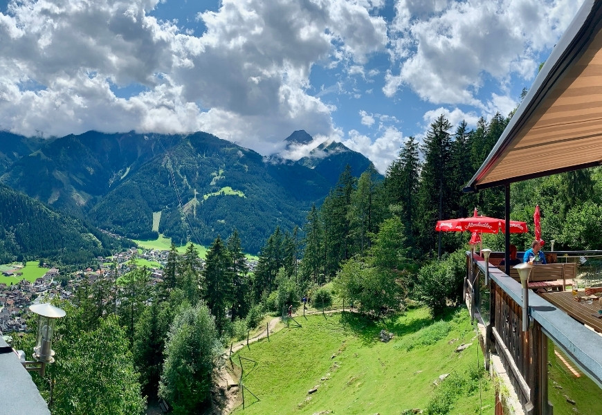 Ausblick von der Terrasse des Gasthauses Zimmereben oberhalb von Mayrhofen