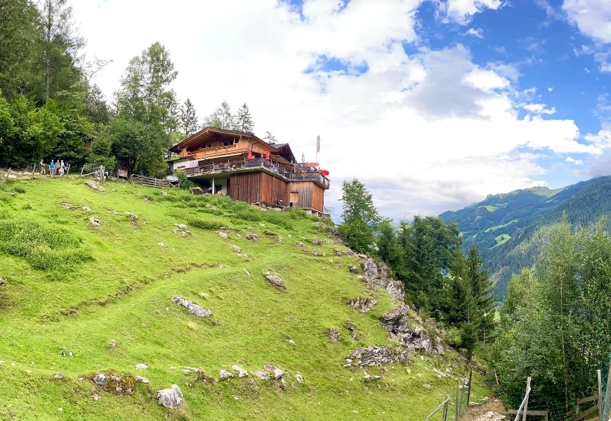 Gasthaus Zimmereben von vorn: die meisten Wanderer kommen von dieser Seite hinauf