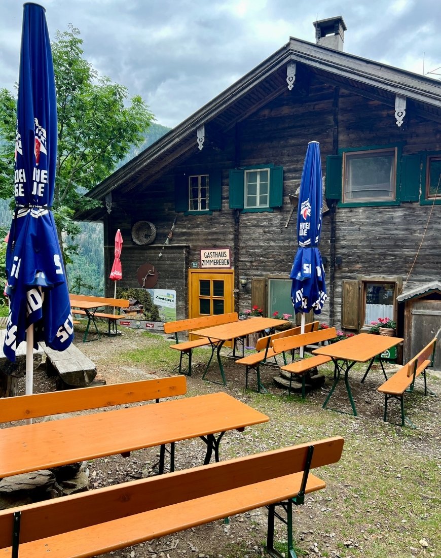 Gasthaus Zimmereben: traditionell anmutende Rückseite und eine moderne Vorderseite.