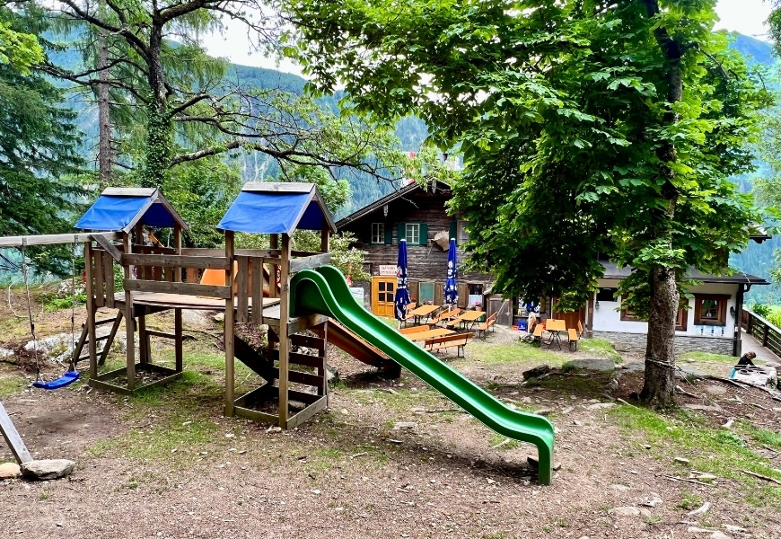 Gasthaus Zimmereben: die Rückseite des Gebäudes hat eine herrlich historische Anmutung und bietet Familien dank Spielplatz eine gute Zeit