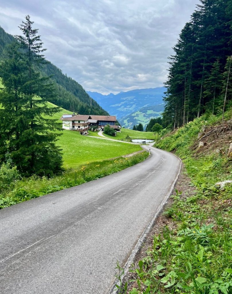 Leichter Aufstieg vom Appartment Holderhof zum Alpengasthof Astegg