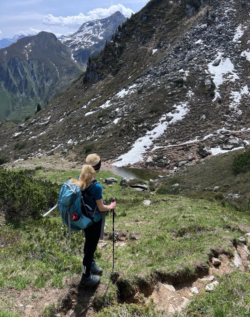 Wanderweg zum Freikopf mit weiblicher Person, die auf den Wanderweg zurückschaut
