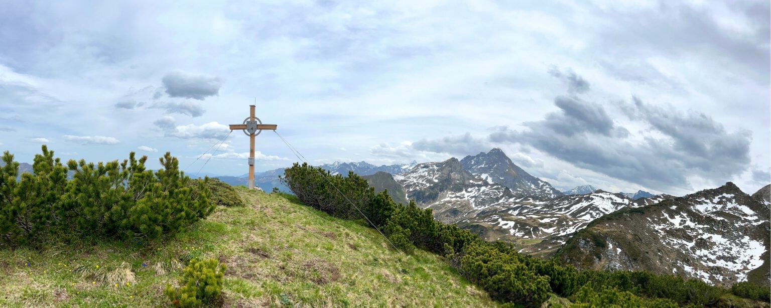 Gipfelkreuz des Freikopf am Gerlosstein / Panoramabild
