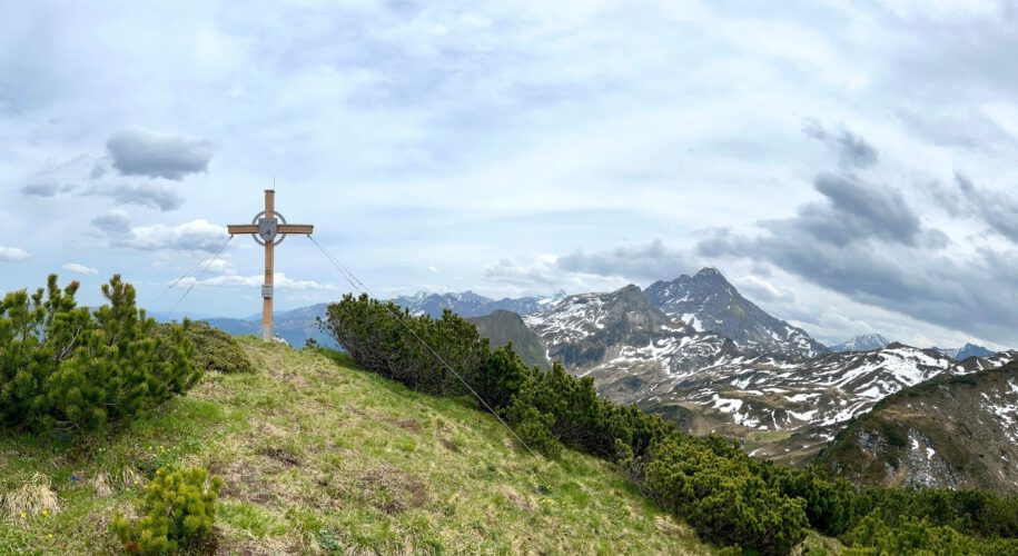 Gipfelkreuz des Freikopf am Gerlosstein / Panoramabild