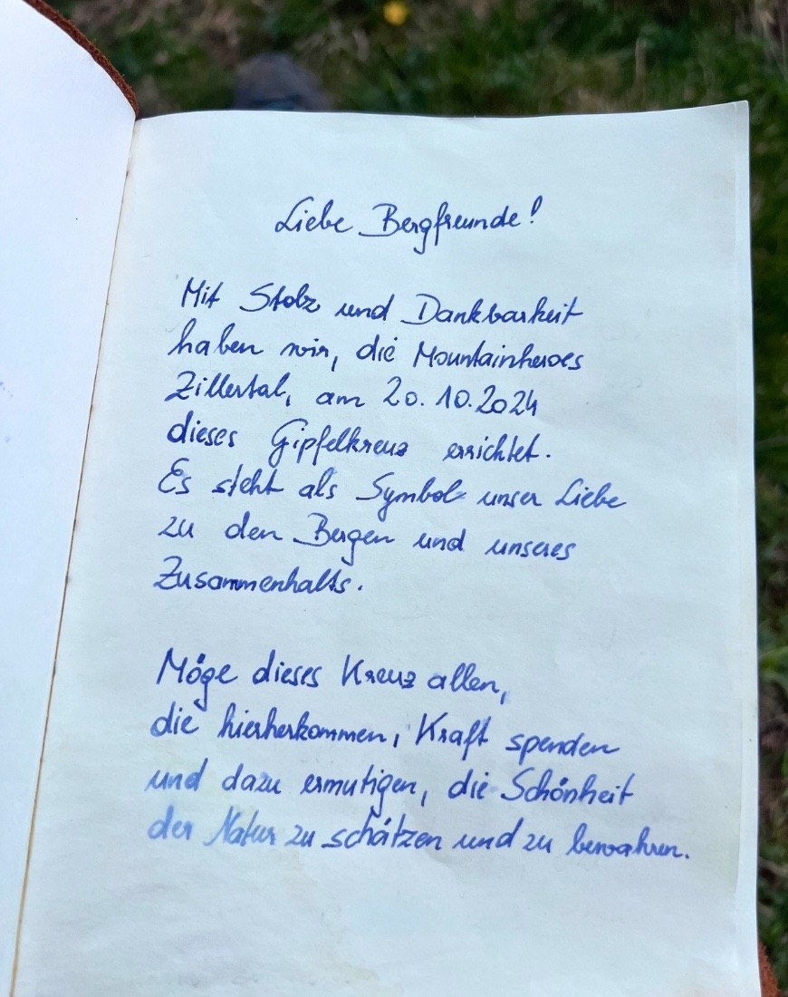 Erste Seite des Gipfelbuches auf dem Freikopf, in dem sich die Errichter des Gipfelkreuzes an die Bergfreunde wenden, die den Gipfel besuchen werden