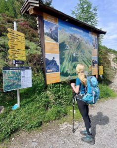Gerlossteinwand und Frau auf Sonnenliege im Vordergrund