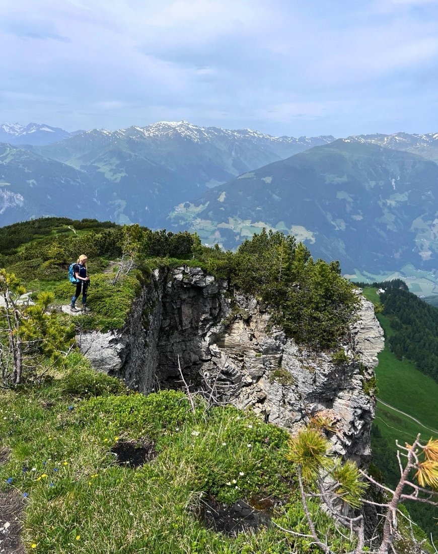 Plateau auf dem Gipfel der Gerlossteinwand im Zillertal - darauf eine Frau, die hoch gewandert ist