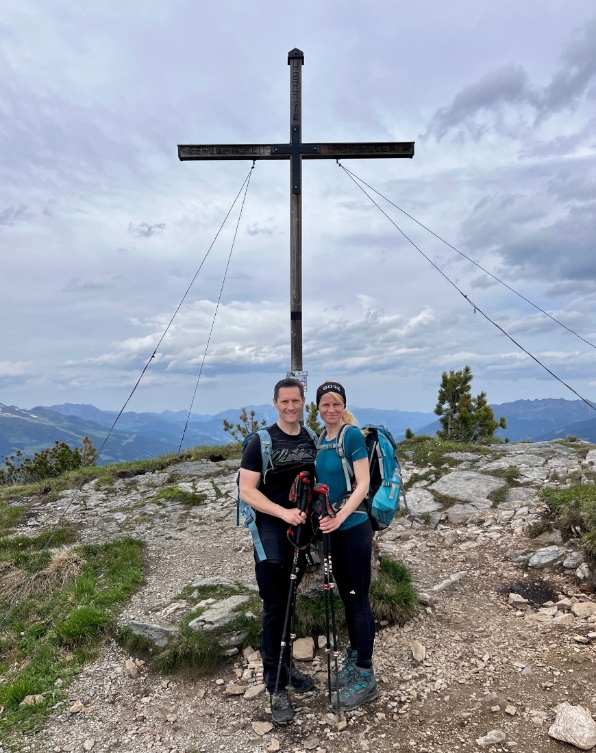 Tina und Thomas von tourtricks am Gipfelkreuz der Gerlossteinwand