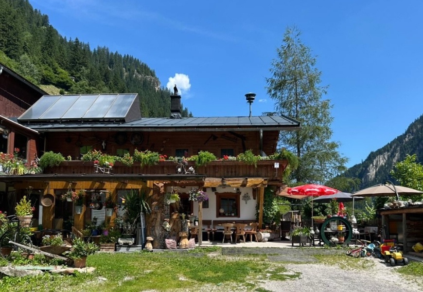 Foto der Jausenstation Gamsgrube in Ginzling im Zillertal bei Sonnenschein
