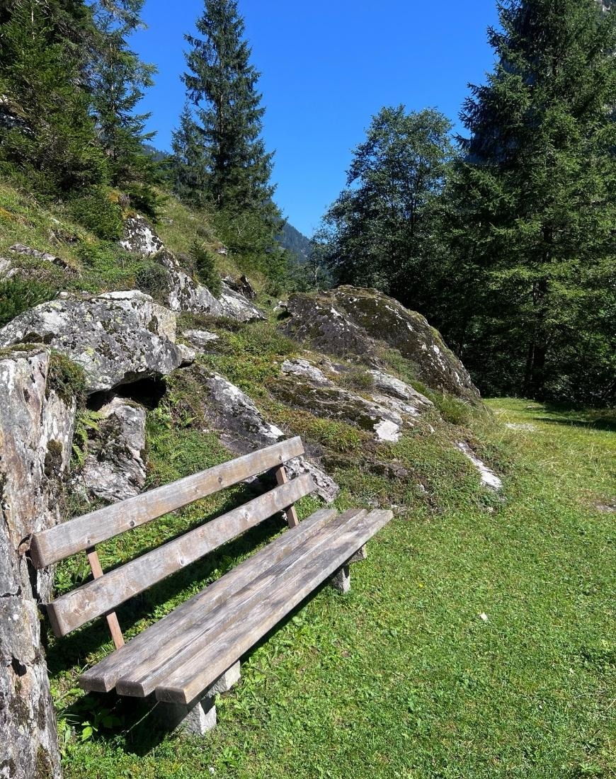 Eine Bank am Wanderweg zur Jausenstation Gamsgrube in Ginzling