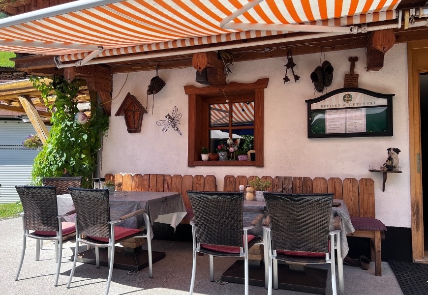 Ein Teil der Terrasse der Jausenstation Gamsgrube in Ginzling