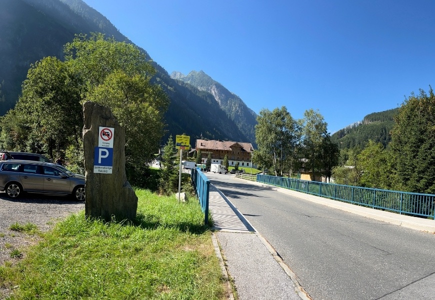 Parkplatz am Ortseingang von Ginzling