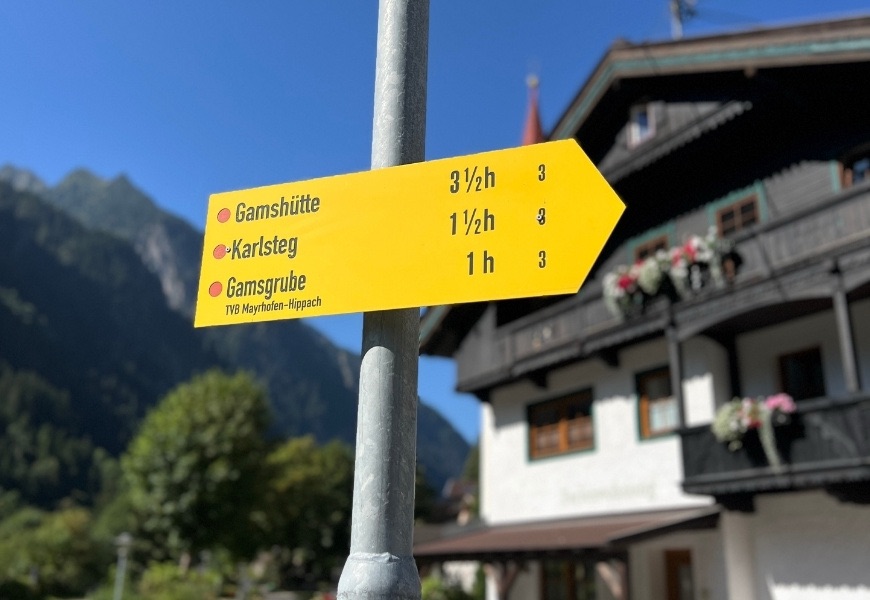 Wegweiser zur Jausenstation Gamsgrube. Dieser befindet sich an der Zemmbachbrücke