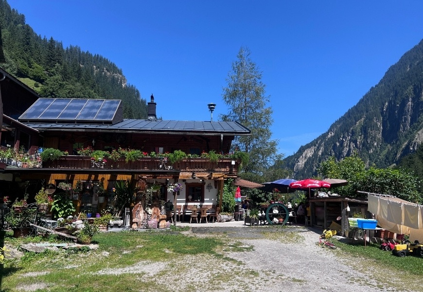 Jausenstation Gamsgrube bei herrlichem Sonnenschein und blauem Himmel