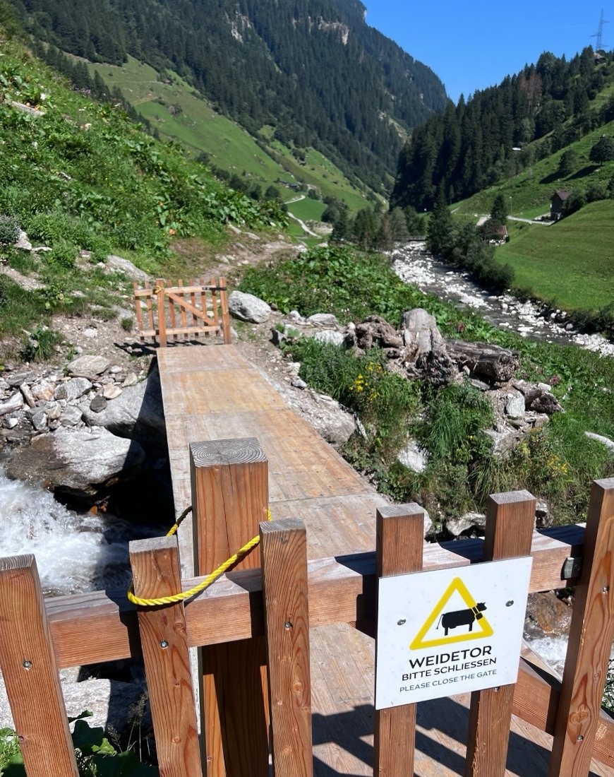 Brücke am Schrahnbach-Wasserfall: ziemlich breit, aber ohne Geländer
