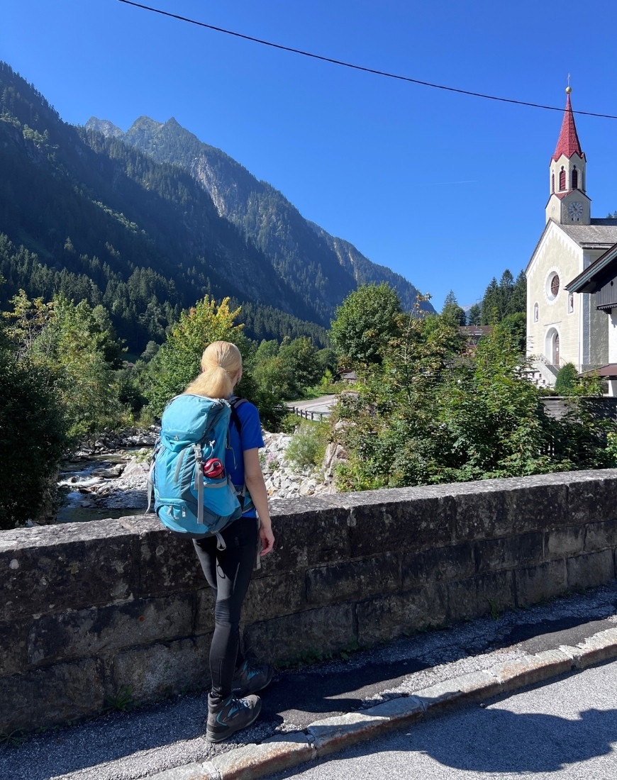 Blick von der Zemmbachbrücke in Ginzling zur Kirche