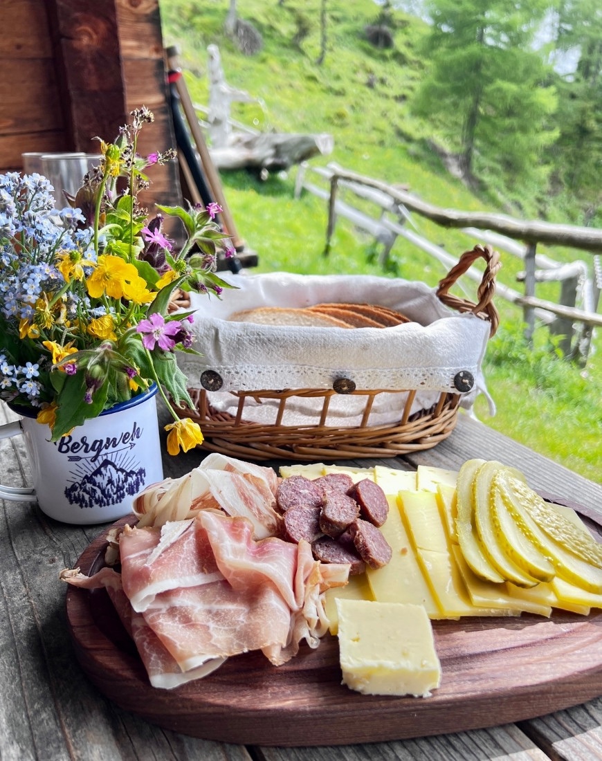 Jausenbrettl an der Karlalm