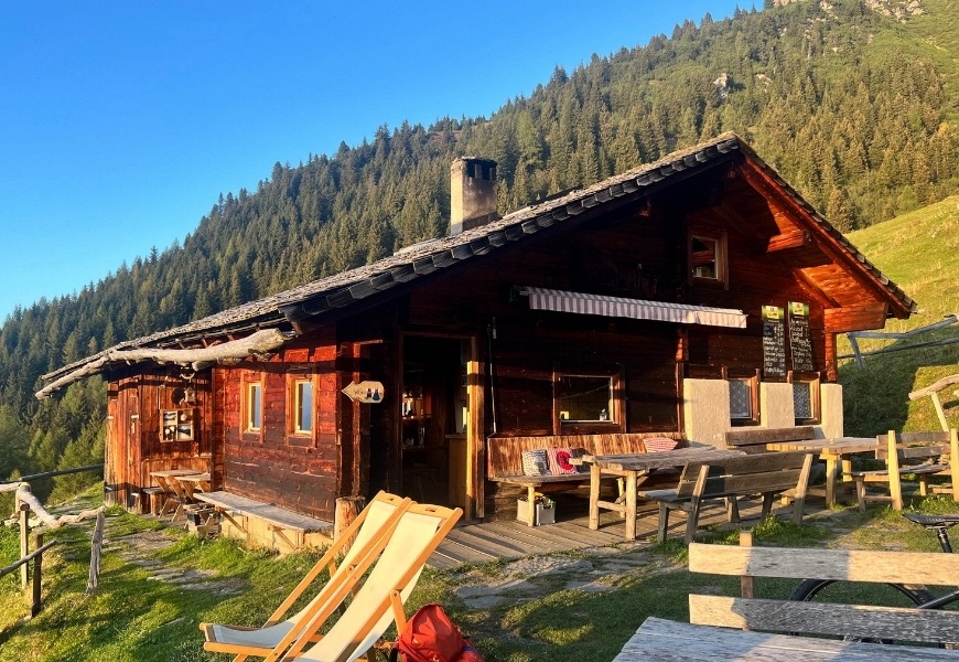 Urige Karlalm im Zillertal in der Abendsonne