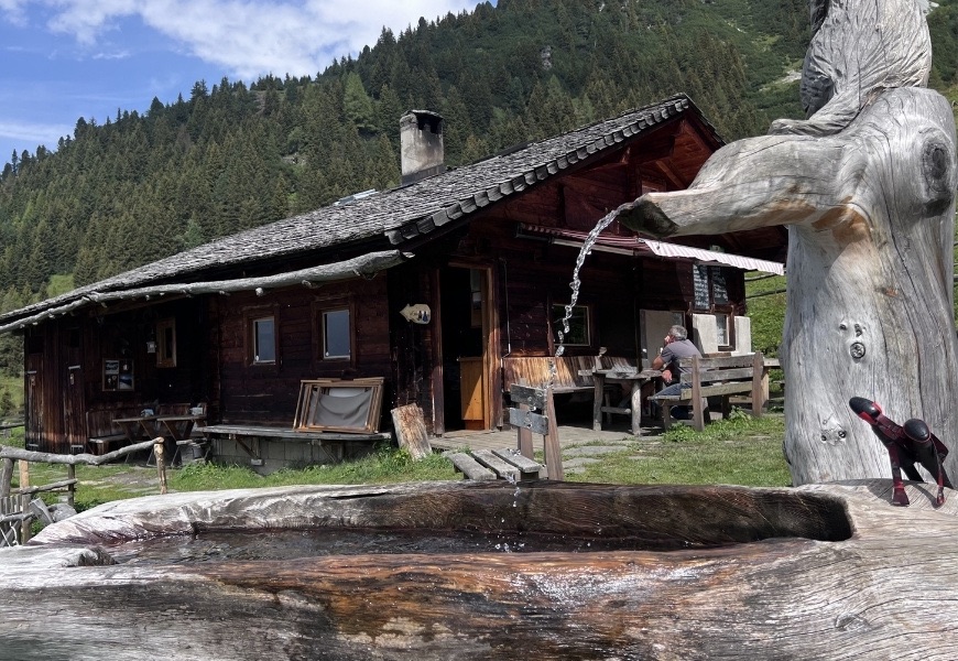 Brunnen mit Karlalm im Zillertal